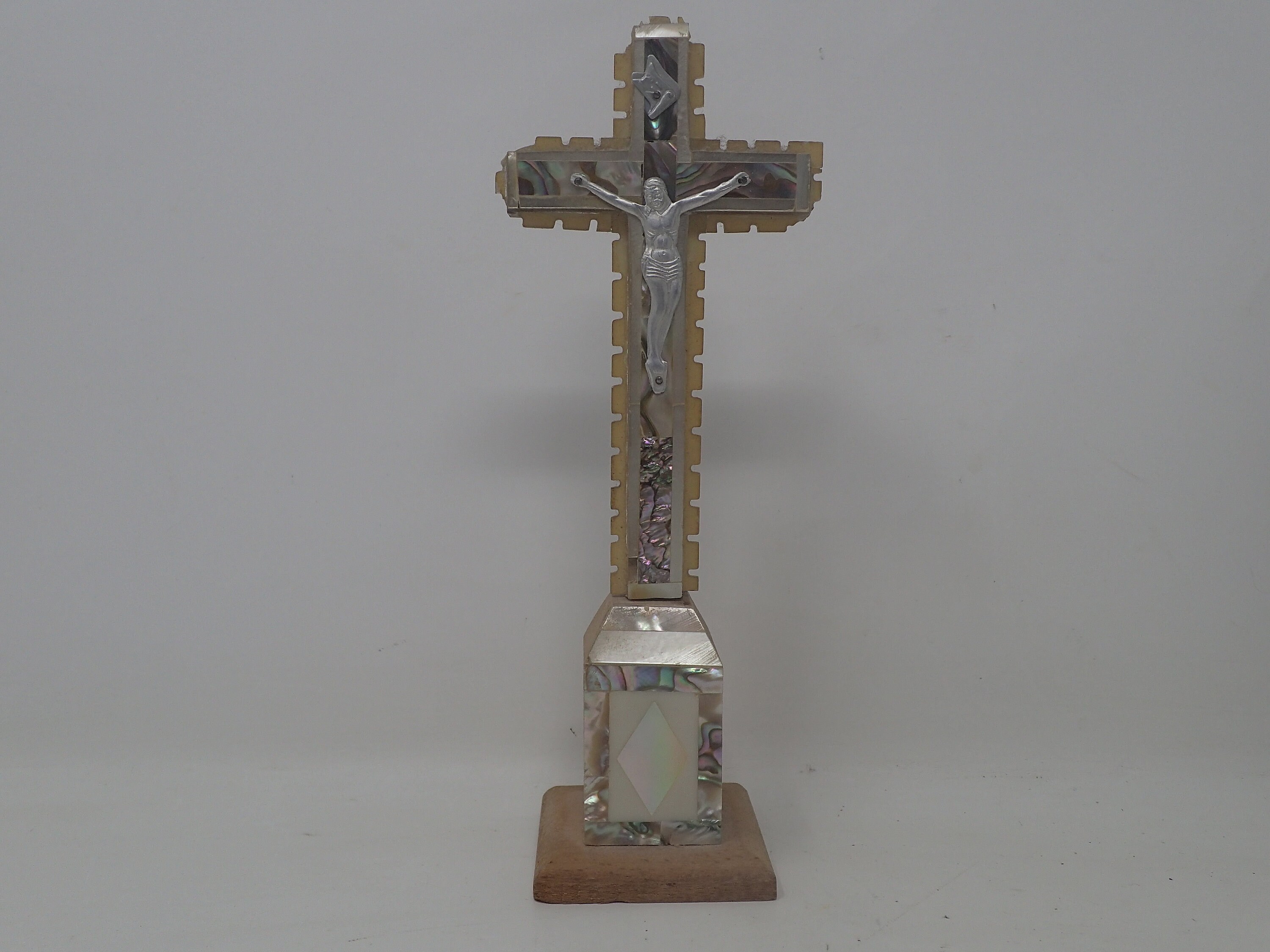 Crucifix Ancien Recouvert de Nacre Jérusalem