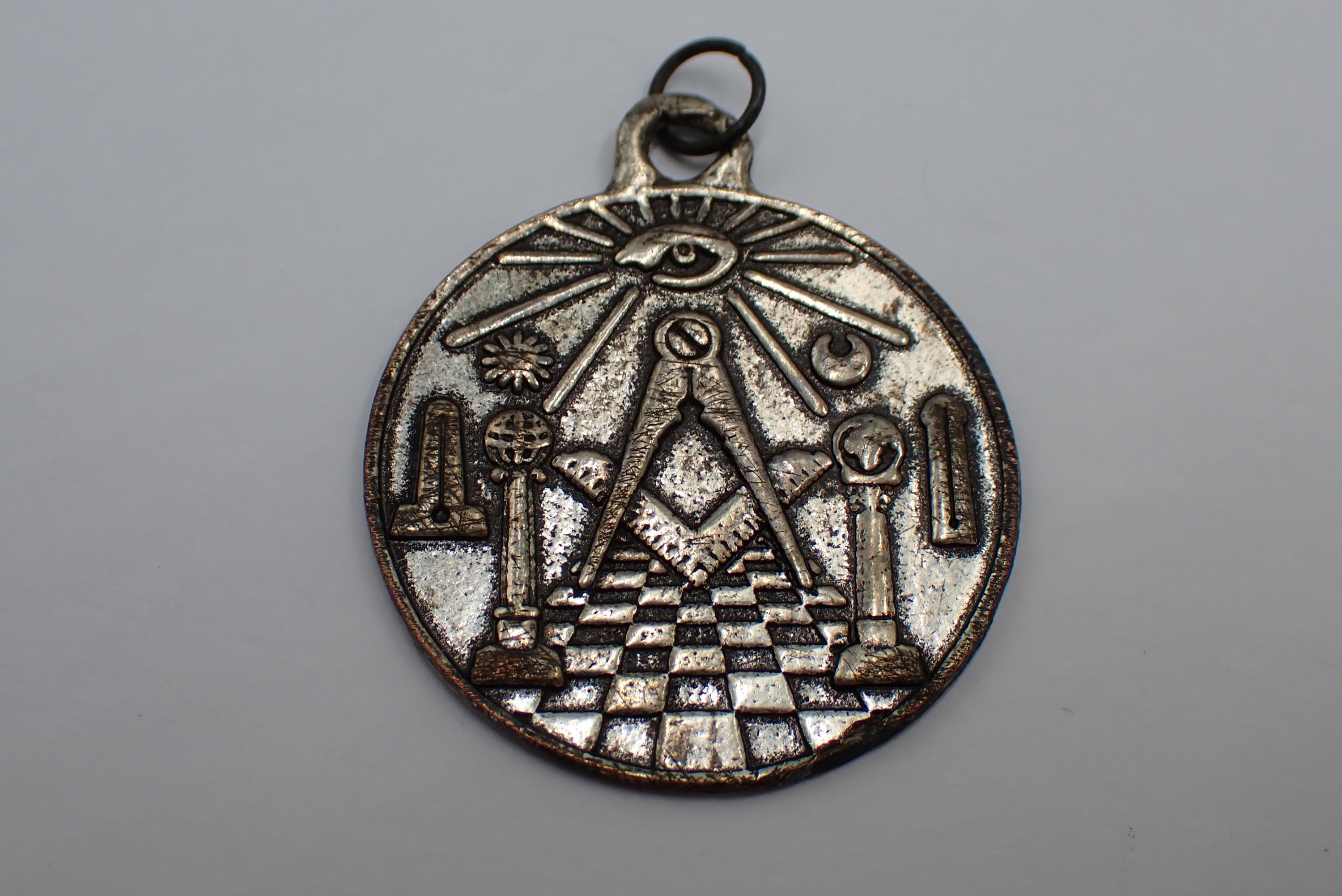 Porte-Clés Franc-Maçonnerie - Équerre Et Compas Avec Pavé Maçonnique Et Colonnes - Métal Argenté Et Émail Bleu - BOBIJOO Jewelry