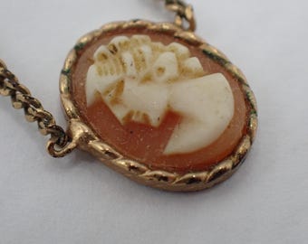 collana vintage con ciondolo cammeo
