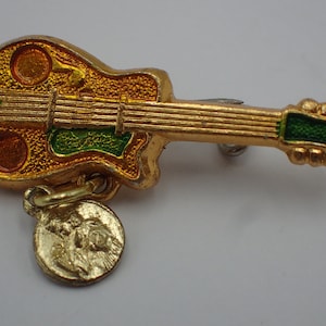 broche, alfiler de guitarra, con medalla religiosa
