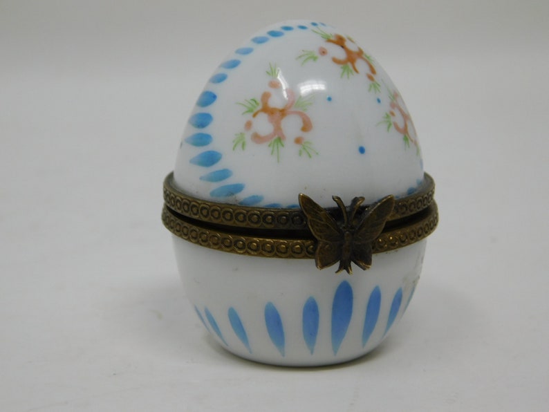 Porcelain thimble with its storage egg
