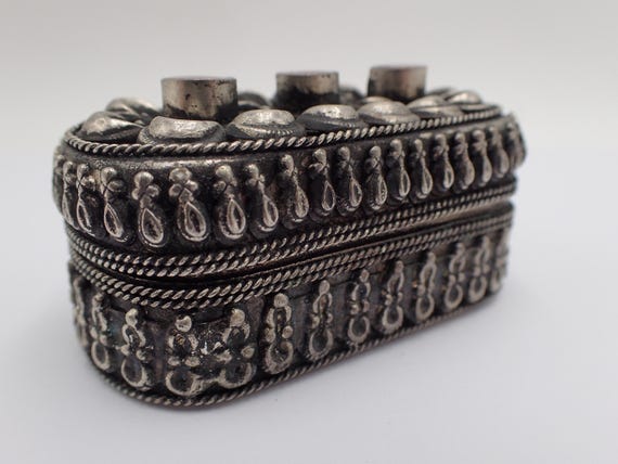 Antique oriental box in solid silver - image 2