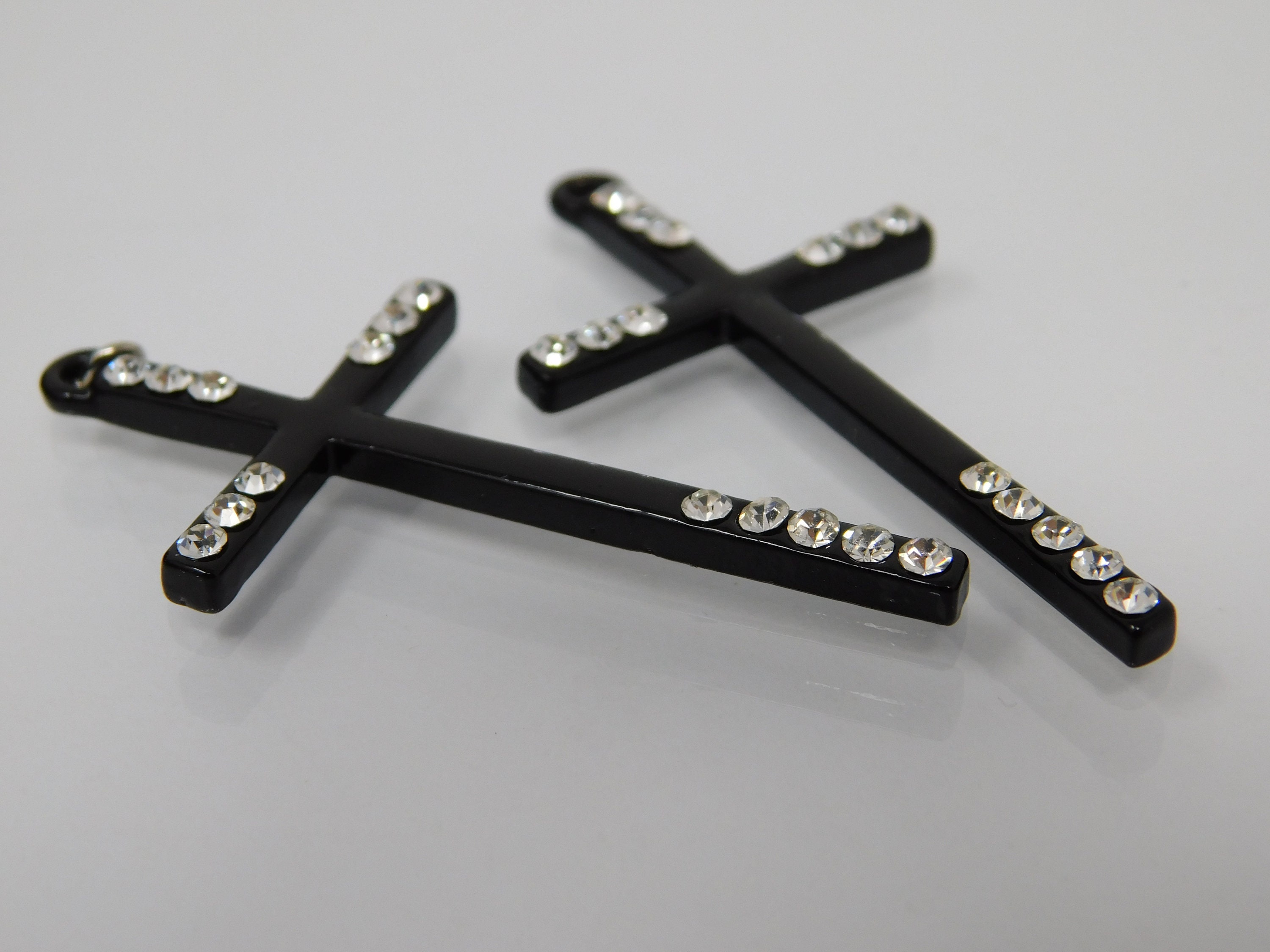 Paire de Crucifix Vintage Fer Émaillé Noir