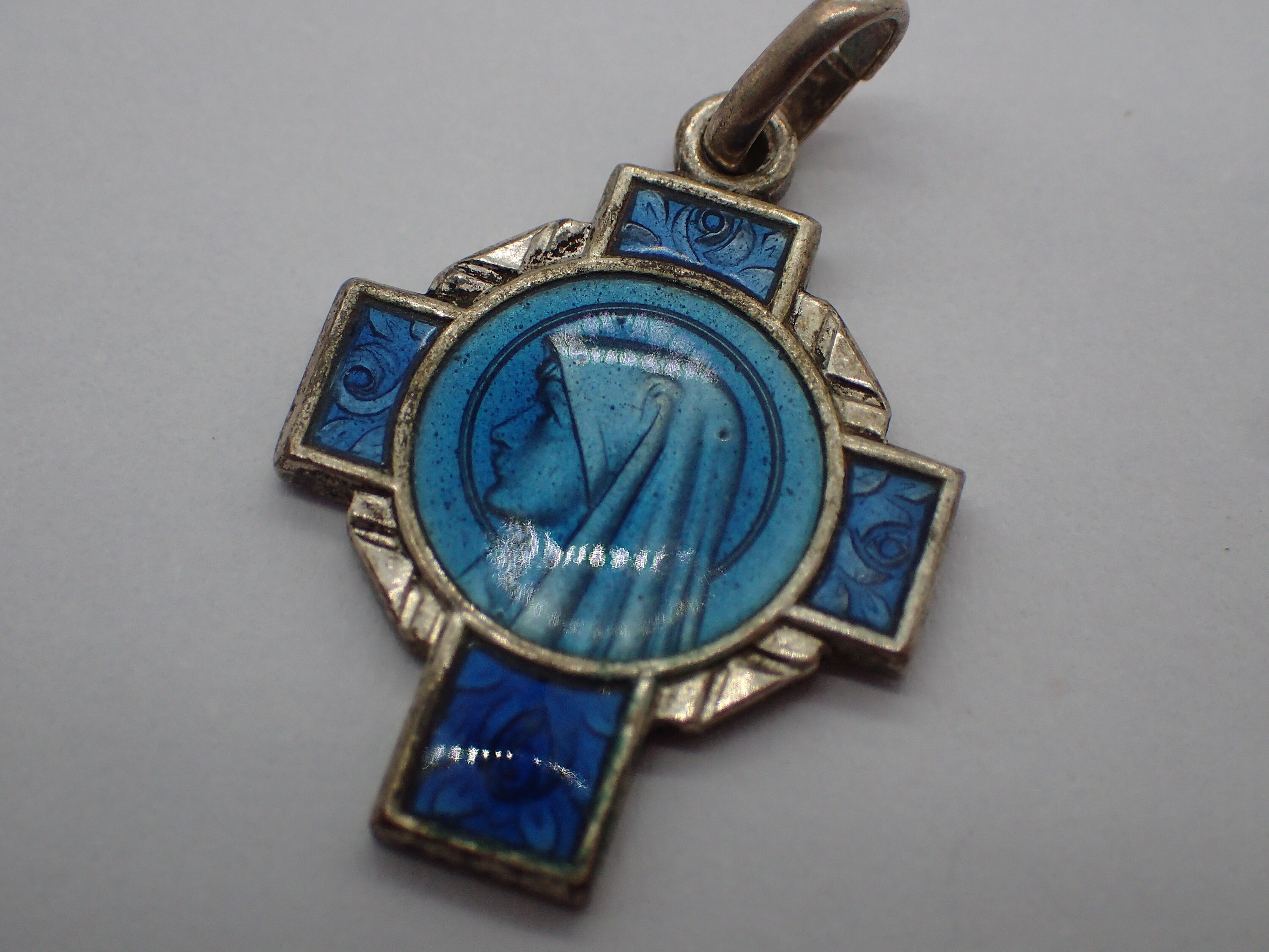 Pendentif Religieux , Crucifix Vintage Émaillé