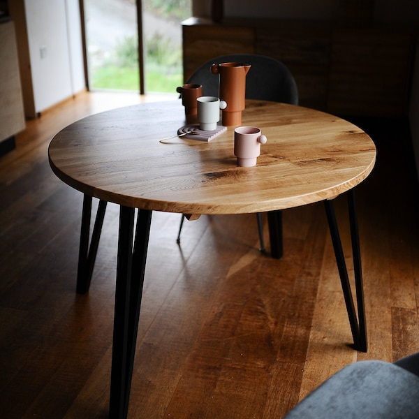 Runder Esstisch aus Holz, Optionen für 4 und 6 Sitzer, massive Eiche auf Stahl- oder Holzbeinen.