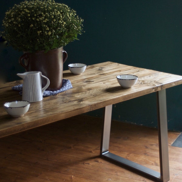 Tavolo da pranzo e panca industriale, legno massello robusto e sostenibile, legno di recupero rustico su gambe in acciaio britannico, personalizzabile