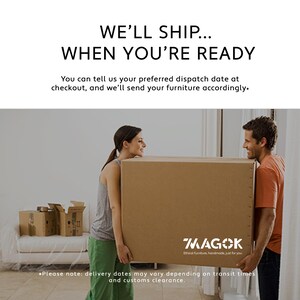 Puede incluir: Un hombre y una mujer transportan una gran caja de cart&oacute;n marr&oacute;n. El logotipo blanco "MAGOK" est&aacute; en la caja. El texto dice "WE'LL SHIP... WHEN YOU'RE READY". Se incluye informaci&oacute;n sobre las fechas de env&iacute;o.