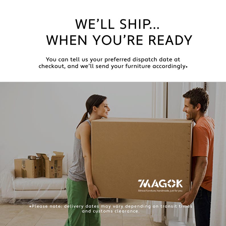 Puede incluir: Un hombre y una mujer transportan una gran caja de cart&oacute;n marr&oacute;n. El logotipo blanco "MAGOK" est&aacute; en la caja. El texto dice "WE'LL SHIP... WHEN YOU'RE READY". Se incluye informaci&oacute;n sobre las fechas de env&iacute;o.
