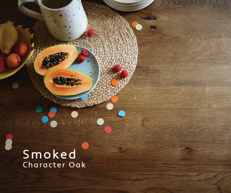 Puede incluir: Una superficie de madera marr&oacute;n con el texto Smoked Character Oak impreso en blanco. La superficie presenta un mantel individual redondo de yute trenzado con un plato azul claro moteado con dos mitades de papaya y frambuesas, una taza y un cuenco amarillo.