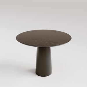 Könnte beinhalten: Ein dunkelbrauner runder Tisch mit einem einzelnen Sockel. Die Tischplatte hat ein Holzmaserungsmuster. Der Tisch hat einen Durchmesser von ca. 76 cm und ist 71 cm hoch.