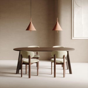Peut inclure: Une salle à manger moderne avec une table ovale marron foncé et quatre chaises avec un revêtement vert clair. Deux lampes suspendues de couleur corail sont suspendues au-dessus de la table. La pièce a une palette de couleurs neutres.