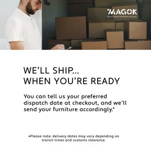 Puede incluir: Un gr&aacute;fico blanco con el texto MAGOK, WE'LL SHIP... WHEN YOU'RE READY, y texto adicional sobre la selecci&oacute;n de la fecha de env&iacute;o. La imagen muestra a una persona con polo blanco escribiendo en un portapapeles frente a cajas apiladas.