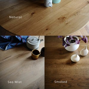 Puede incluir: Una imagen compuesta que muestra tres superficies de mesa de madera con diferentes acabados. La secci&oacute;n superior est&aacute; etiquetada como Natural, la inferior izquierda como Sea Mist y la inferior derecha como Smoked, mostrando patrones de veta distintos.