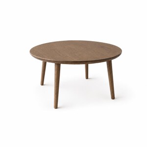 Puede incluir: Una mesa de centro redonda de madera con acabado natural. La mesa tiene una tapa circular y cuatro patas c&oacute;nicas. La mesa mide aproximadamente 76 cm de di&aacute;metro y 41 cm de altura.