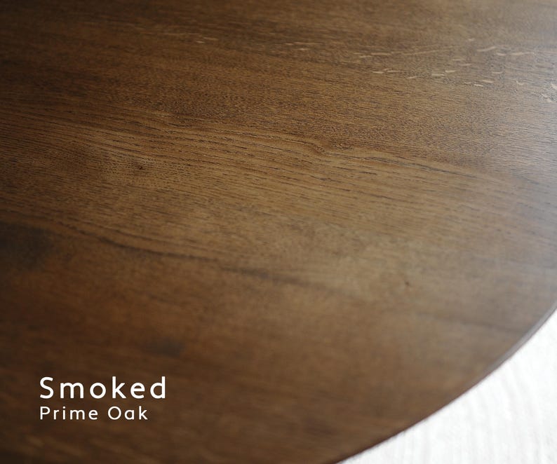 Puede incluir: Primer plano de una superficie de madera de color marr&oacute;n oscuro con vetas visibles. El texto "Smoked Prime Oak" se muestra en blanco en la parte inferior de la imagen.
