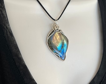 Labradorite Wire Wrapped Pendant, Wire Wrapped Labradorite Necklace, Healing Crystal, Blue Labradorite Pendant, Blue Flash Labradorite