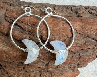 Aros de plata de ley con piedra lunar creciente: joyería bohemia de diosa con infusión de Reiki