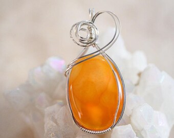 Colgante de cornalina de la diosa: joyería Reiki envuelta en alambre de plata esterlina