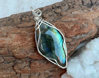 Labradorite Wire Wrapped Pendant, Wire Wrapped Labradorite Necklace, Healing Crystal, Blue Labradorite Pendant, Blue Flash Labradorite