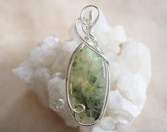 Colgante de prehnita envuelto en alambre de plata esterlina: cristal cargado de Reiki