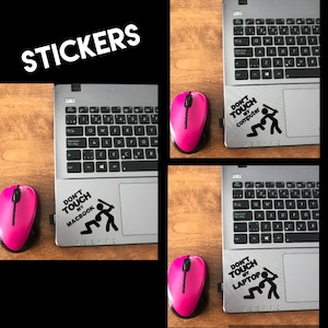 Op de afbeelding: Drie laptop stickers met een zwart-wit stick figure ontwerp. De stickers zeggen "Don't Touch My Macbook", "Don't Touch My Laptop" en "Don't Touch My Computer".