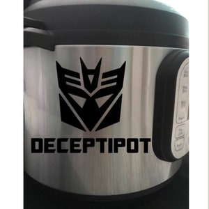 Peut inclure: Un Instant Pot argenté avec un autocollant noir du logo des Decepticons et le texte "DECEPTIPOT".
