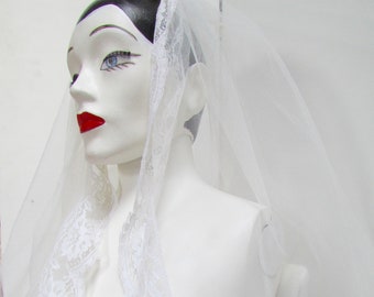 50s 60s long veil, lace trimmed vintage veil, vintage wedding veil with fine lace trim all round. Very beautiful romantic veil floor length