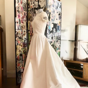 Stunning 50s vintage wedding gown wonderful silk/ lace wedding dress boat neck very full skirt lace trim beautiful vintage wedding gown UK 8