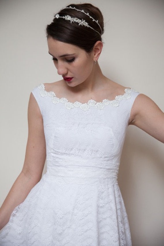 60s / 70's vintage lace wedding dress, pretty daisy lace, boat neck and full skirt lovely simple styling, very sweet and pretty, UK 8/ sm 10