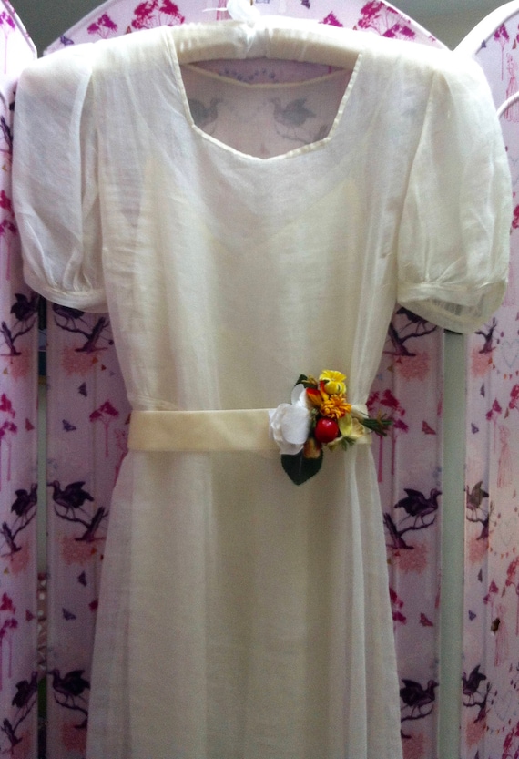 1920 to 1930 vintage cotton wedding dress, extreme