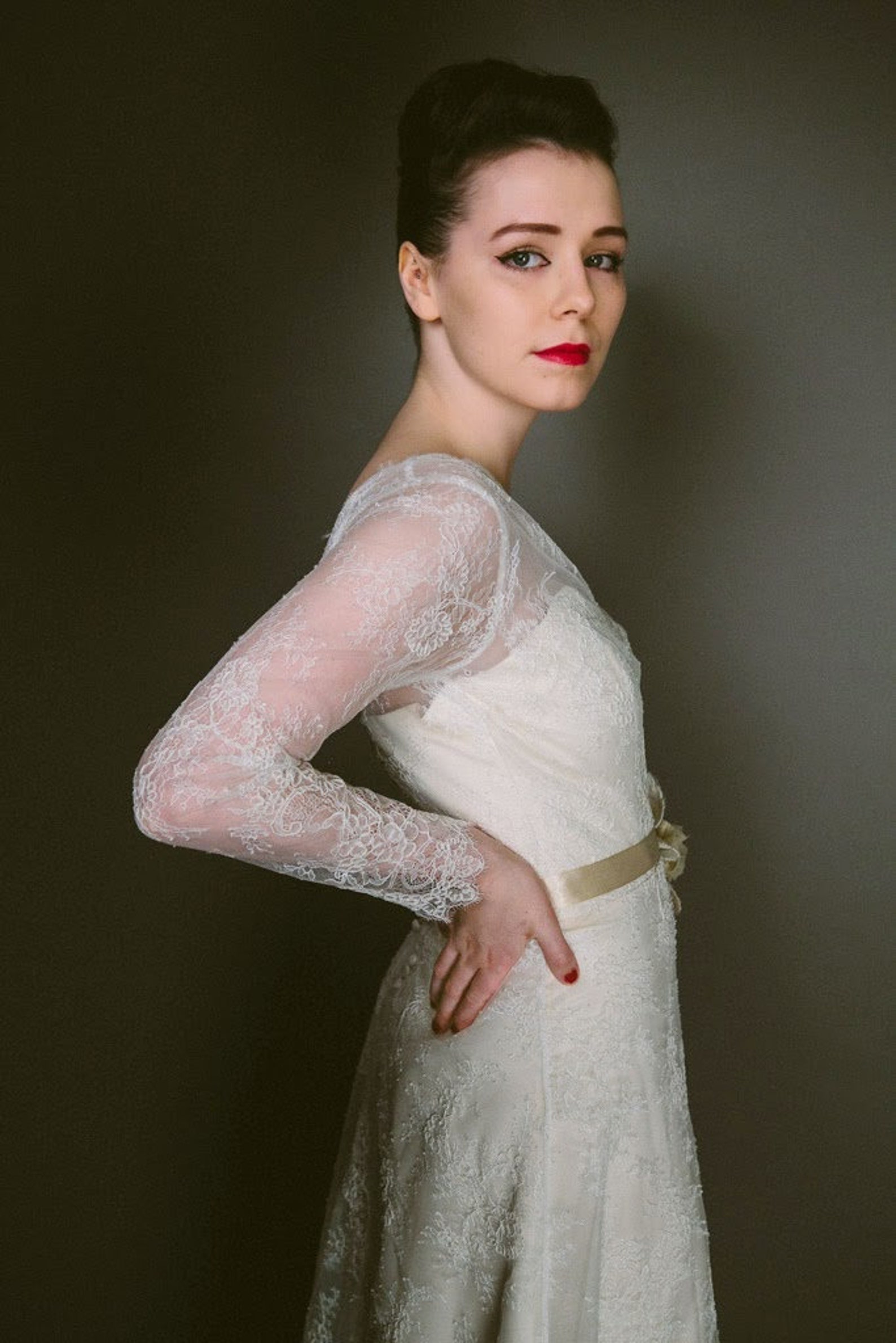 Vintagestyle Wedding Dress. Long Lace Sleeves UK 10 Sample in Fine