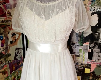 Vestido de novia antiguo / vintage eduardiano Tambour encaje con resbalón de satén. Un precioso vestido de novia alternativo, tan dulce y bonito, tamaño 6 Reino Unido