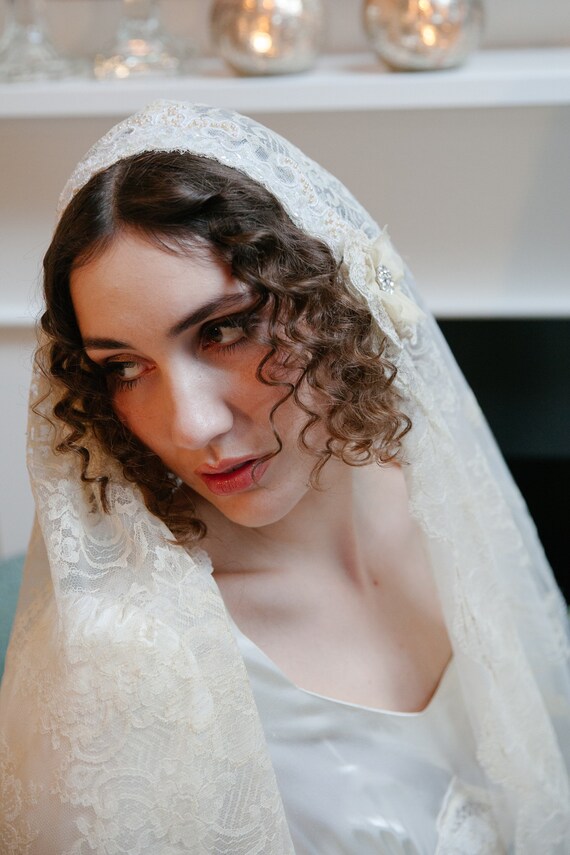 Voile de mariage antique Juliette en dentelle de soie blonde victorienne des annees 1900 ivoire profond ou tulle creme avec perles ajoutees autour du visage. Etsy Canada