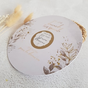 Demande de GARÇONS D'HONNEUR : Enveloppe + Carte à gratter ronde sur thème floral neutre beige et imitation or