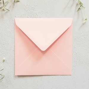 Enveloppe carrée 15,5x15,5 cm blanche, rose pâle, verte pâle, bleue pâle ou kraft (ne peuvent être vendues seules)