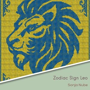 Op de afbeelding: Een blauw en geel textielkunstwerk met het sterrenbeeld Leeuw. Het ontwerp toont een gedetailleerd profiel van een leeuwenkop in blauw tegen een gele achtergrond. De tekst "Zodiac Sign Leo" en de naam van de kunstenaar zijn ook zichtbaar.