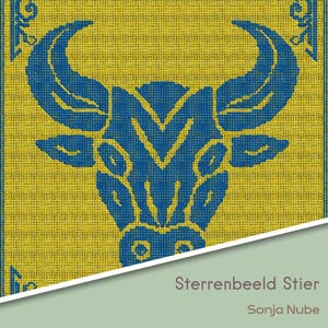 Könnte beinhalten: Ein quadratisches Textil mit einem blauen Bullenmuster auf gelbem Hintergrund. Der Bullenkopf ist zentriert, mit großen, geschwungenen Hörnern und detaillierten Merkmalen. Der Text "Sterrenbeeld Stier" und der Name "Sonja Nube" sind sichtbar.