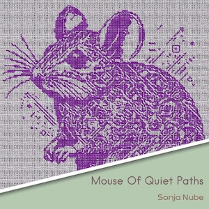Könnte beinhalten: Ein lila-weißes Kreuzstichdesign einer Maus auf grauem Hintergrund. Die Maus ist mit komplizierten Mustern versehen. Der Text "Mouse Of Quiet Paths" und der Name des Künstlers, Sonja Nube, sind auf einem grünen Banner zu sehen.