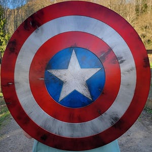 Puede incluir: Un juego de tres tazas de cerámica con un acabado moteado y mate. Las tazas son de color crema, gris claro y gris oscuro. Cada taza tiene un diseño simple y minimalista y un asa redondeada.