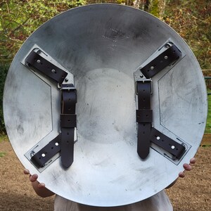 60 cm svart Captain America-sköld i spunnet aluminium | Cosplay-rekvisita With Straps