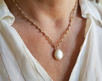 White pearl crochet necklace. Pearl artisan gold necklace. June birthstone. Mother's day gift. Handmade by Dolce de Leti.