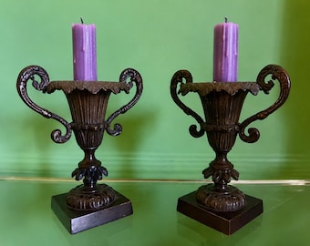 Italiaanse neoklassieke bronzen urn-kandelaars Campana – Paar – jaren 1940