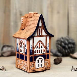 Bougeoir miniature en céramique fait main en céramique fait main, bougie LED, cadeaux de Noël, objet d&#39;art de maison de village. Fait main à Suvena