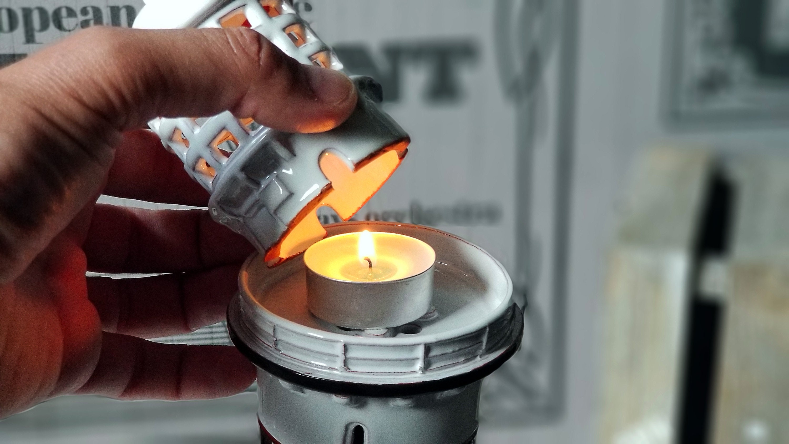 ノルウェー、ハルテン産の手作り陶器製灯台キャンドルホルダー。陶器製