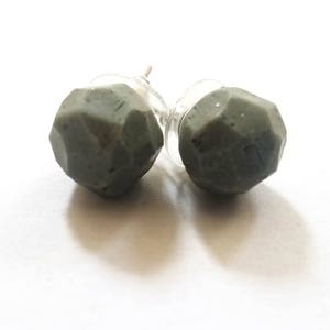 Gray geometric studs
