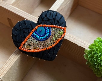 Broche brodée bohème coeur oeil à paillettes BOHO