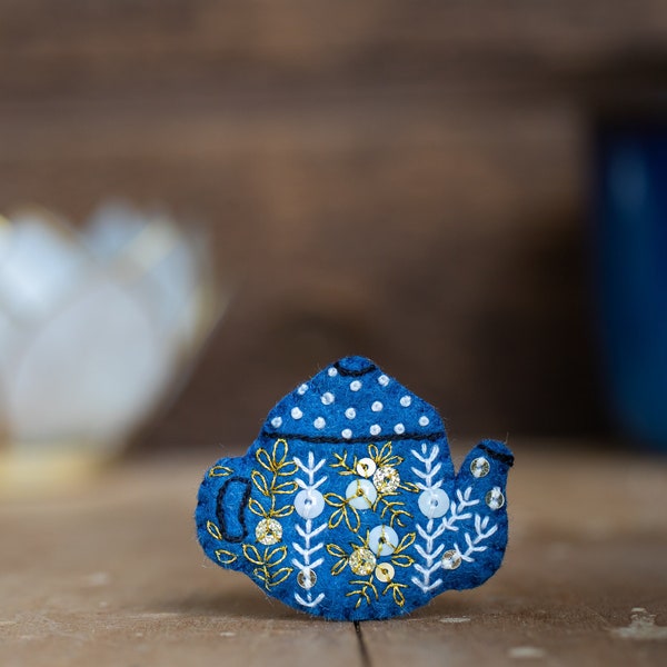 Broche théière folklorique fleurs brodée à la main en feutrine bleu et or