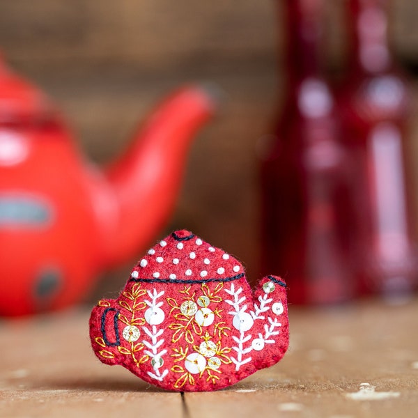 Broche théière folklorique fleurs brodée à la main en feutrine rouge et or