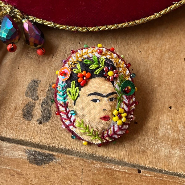 Frida Kahlo Brosche Stoff Kunst Textil handbestickt