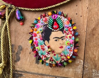 Broche Frida Kahlo tissu art textile brodée à la main pop rock